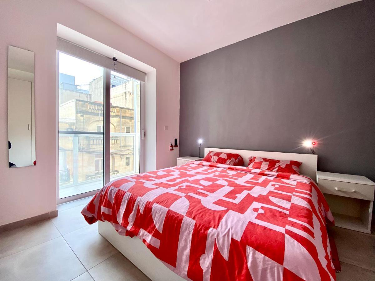 Central Private En-Suite With Balcony In Shared Residence Pietà Esterno foto