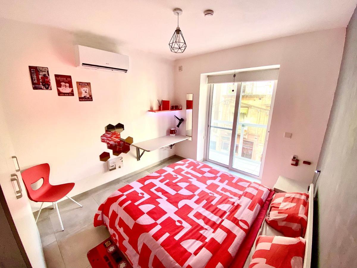 Central Private En-Suite With Balcony In Shared Residence Pietà Esterno foto